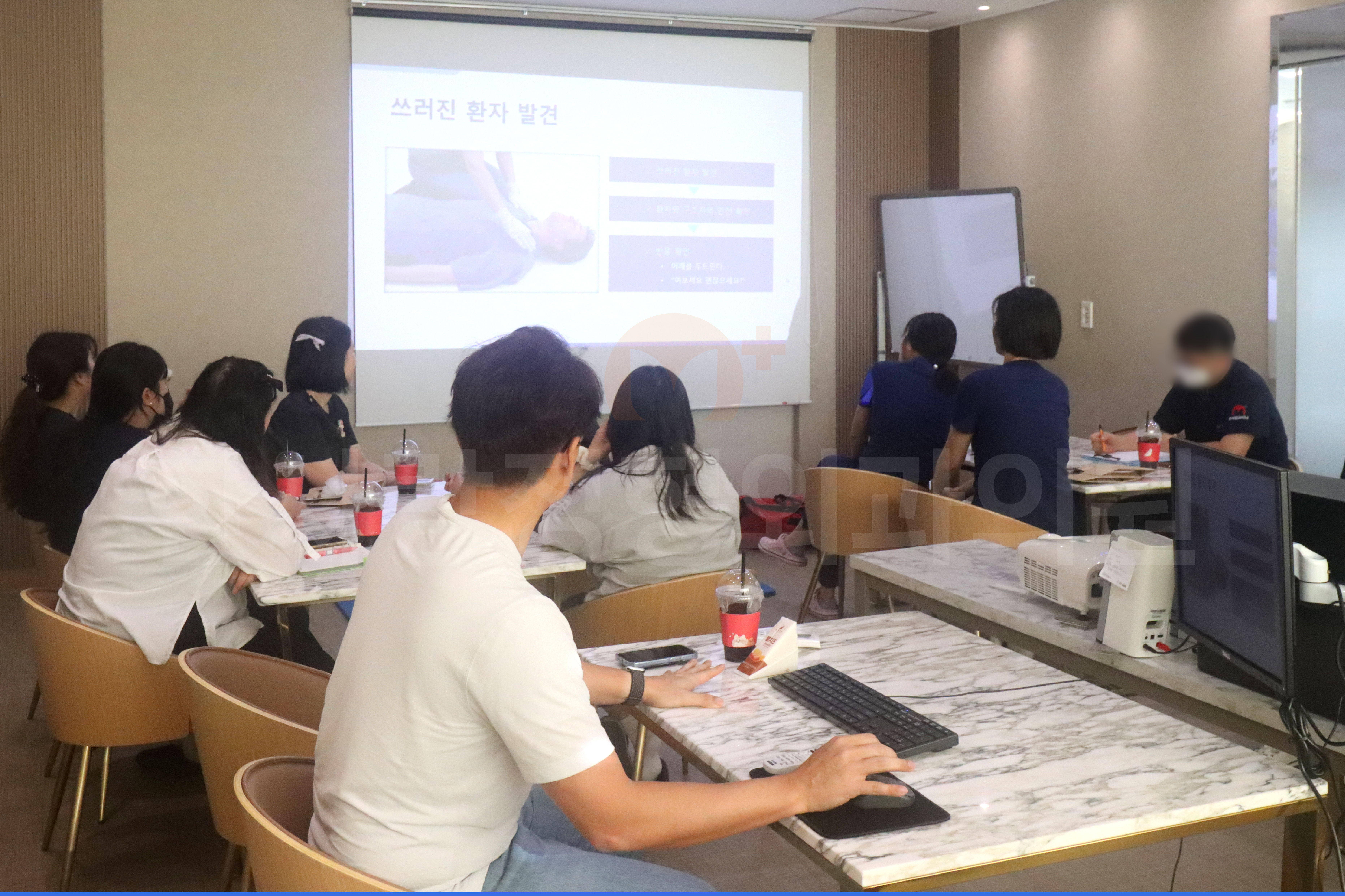 CPR 심폐소생술, AED 자동심장충격기_교육_블로그용_한사랑정형외과의원_250919-04 CPR 심폐소생술, AED 자동심장충격기_교육_블로그용_한사랑정형외과의원_250919-04