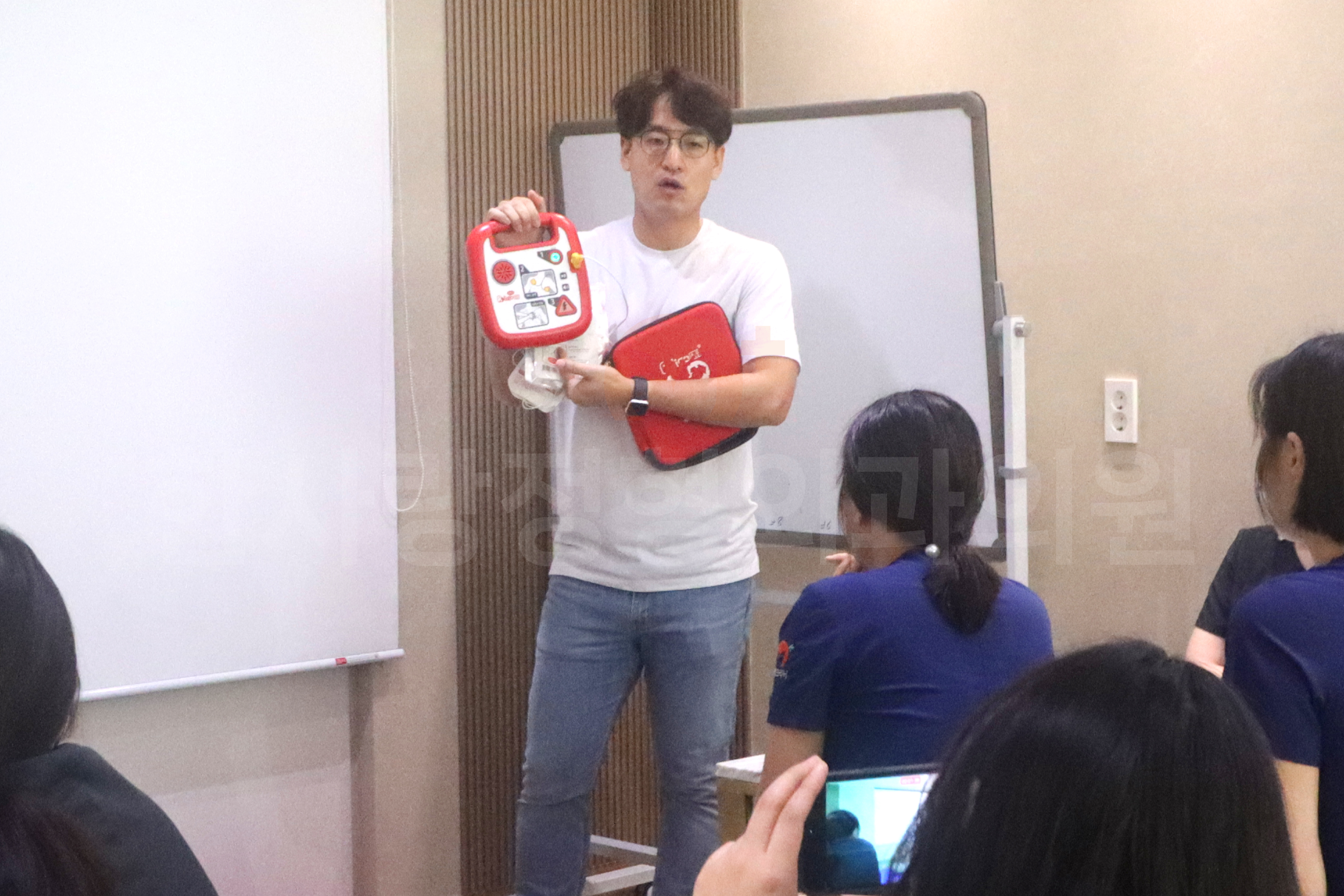 CPR 심폐소생술, AED 자동심장충격기_교육_블로그용_한사랑정형외과의원_250919-08 CPR 심폐소생술, AED 자동심장충격기_교육_블로그용_한사랑정형외과의원_250919-08